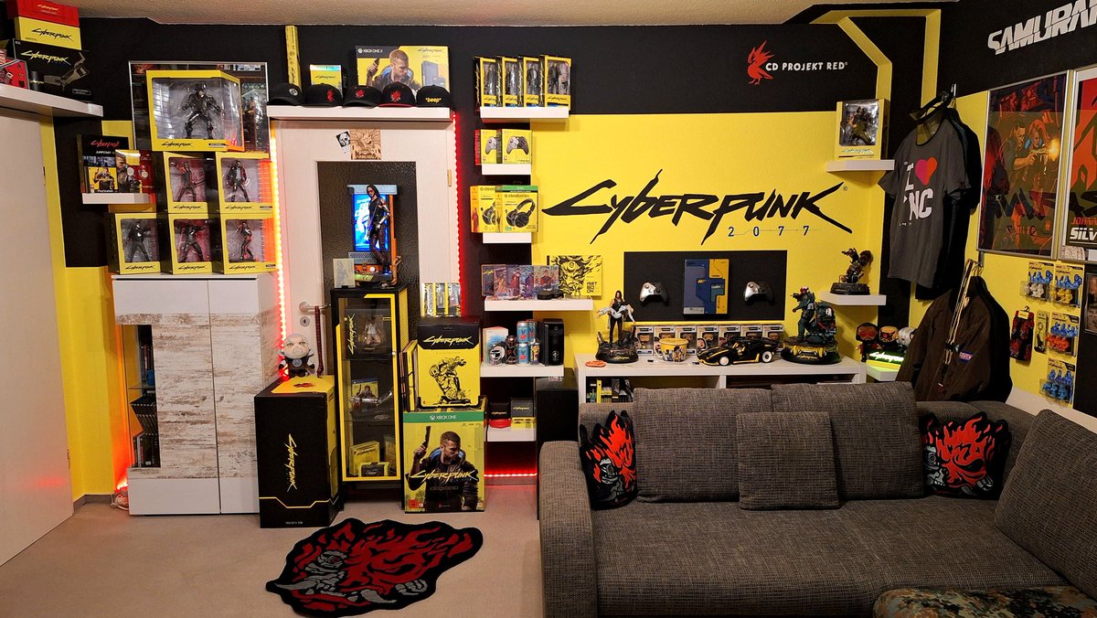 TRettsch's tweet image. Zum vierten Geburtstag alles Gute @CyberpunkGame 😘

Vier Jahre ist es schon her, dass #Cyberpunk2077 erschienen ist und noch immer laufe ich staunend durch Night City, wenn ich einen neuen Spieldurchgang starte oder meinen eigenen #Cyberpunk2077 Schrein im Wohnzimmer betrete🥹