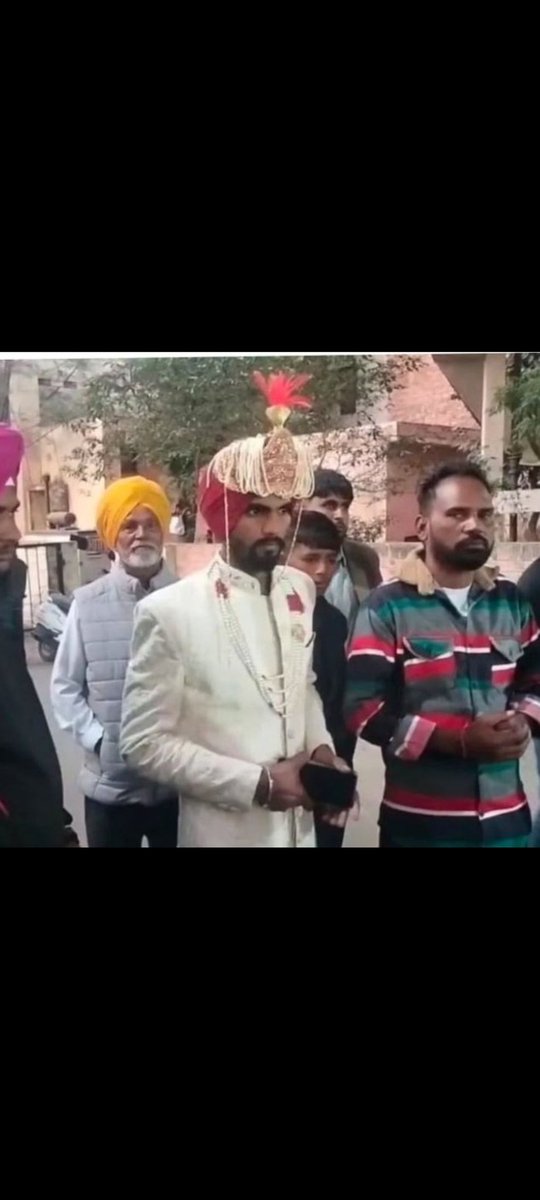 इस भाई के साथ खेला हो गया😂😂

पंजाब के जालंधर का दीपक एक लड़की से Instagram पर बात करता था, 3 साल तक बात होने के बाद दोनों ने शादी करने का फैसला लिया,

दीपक 150 लोगों की बारात लेकर उसी मैरिज हॉल गया लेकिन वह मैरिज हॉल तो उस पूरे शहर में नहीं था, दीपक भाई ने यहीं हार नहीं मानी,