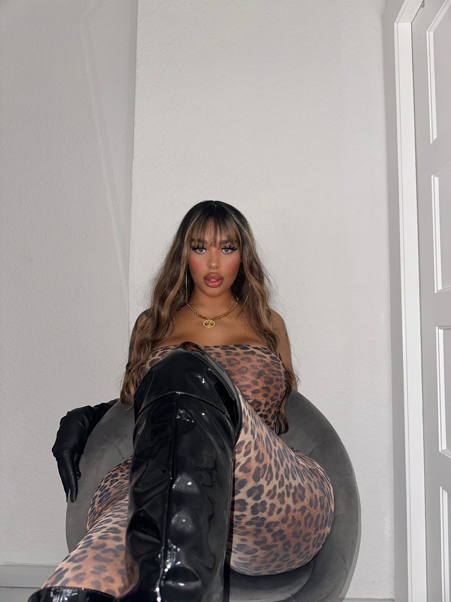 #femdom #findom

Wag es nicht mir zu schreiben wenn du kein tribut hast! Bin in melklaune