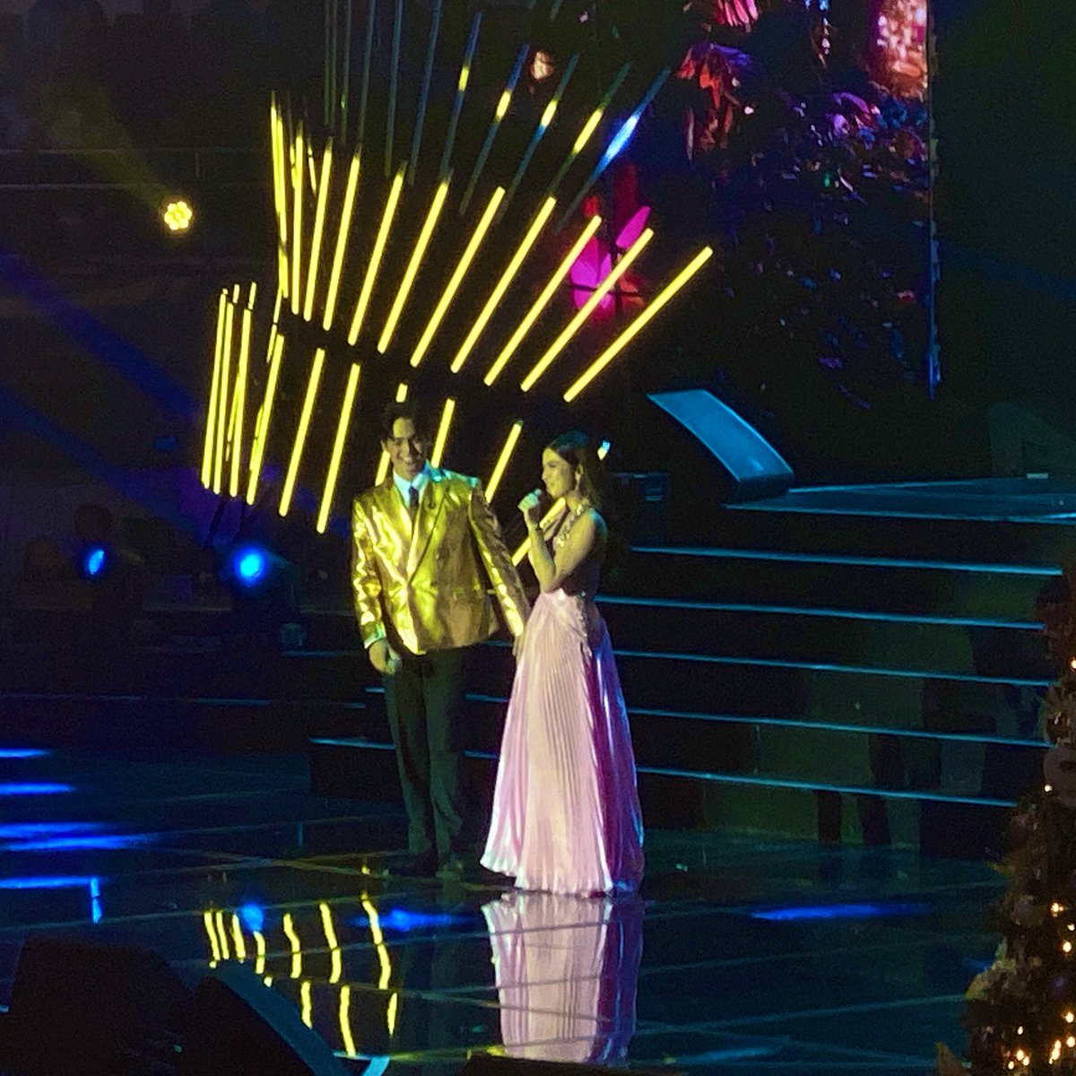 MegaKapamilya's tweet photo. KD Estrada and Alexa Ilacad are too sweet here at #ABSCBNChristmasSpecial2024! ❤️🎄💙

#MegaKapamilya #KDLex https://t.co/472YNn79y0