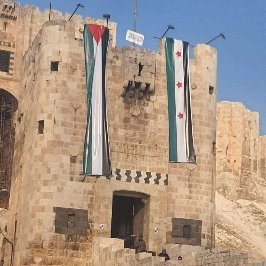 Mohammad351989's tweet photo. #التفاؤل_الذكي
بعد (الفرح) بزوال (طـ.ٓـاغية الشام) عن سوريا الحبيبة؛ هناك مُحددات للتفاؤل الذكي، يمكن تلخيصها في 4️⃣ نقاط:

✅ "المراحل الإنتقالية" التي تعقُب سقوط الأنظمة لا تخلو من "الكدر" و "الألم" و "الفوضى"، فلا يجوز رفع سقف التوقعات في هذه المرحلة!
👇
(ثريد) https://t.co/6y8ZoNSXrP
