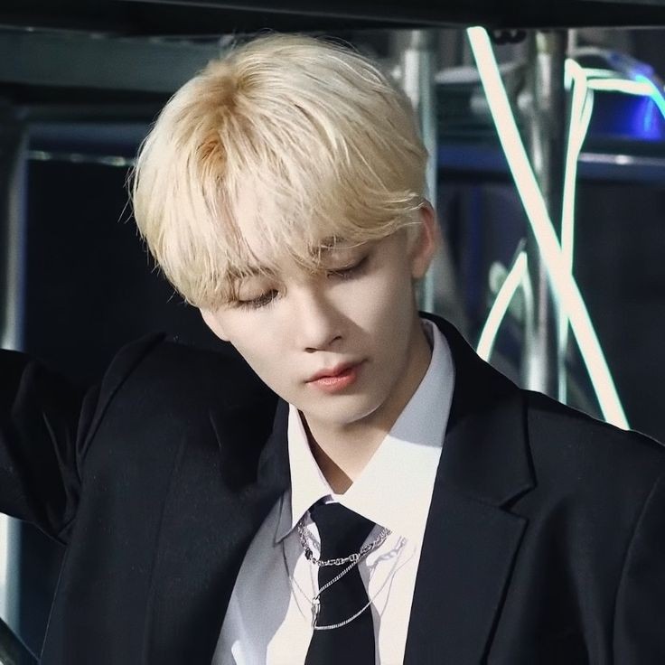 이러고 있을 때 긴 속눈썹 잘 보이는 윤정한 완전 좋음