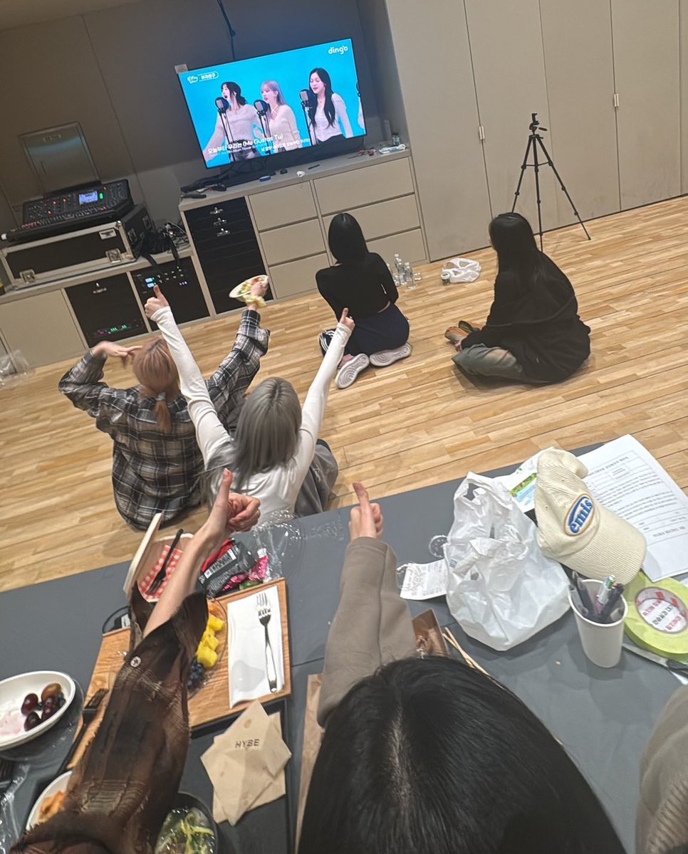 Ste_gOsH930's tweet photo. seeing GFriend together again, promoting together, filming together, doing live together, singing together, everything together. Suddenly waiting for 4 years for this to happen feel all so worth it🥹 https://t.co/nSWgwjeof9