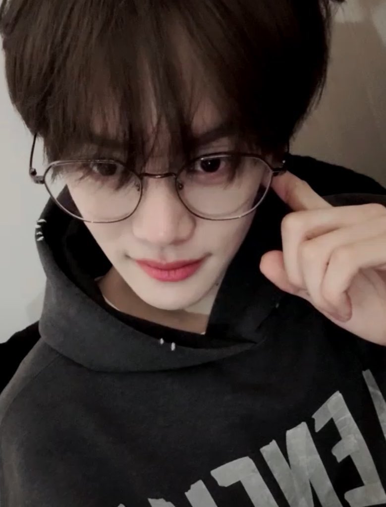 looking for moots !!

-  any pronouns 
- not new to #stantwt #kpoptwt
- i ult zb1, riize, and bnd 
- i watch project 7
- I'm looking for more #zerose moots
- any fandom will do

♡/↻ will be appreciated

reply to be moots