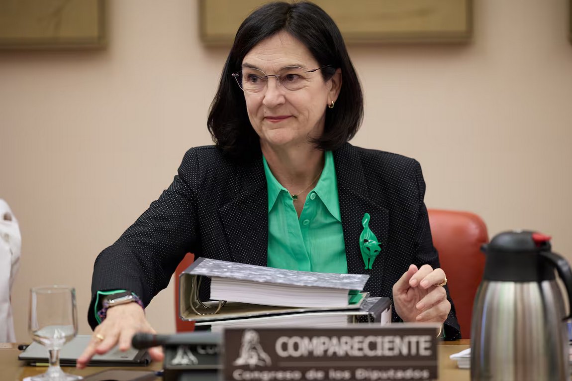 StarkPrivacy's tweet photo. 🇪🇸Otra filtración de datos de relevancia en España

La Comisión Nacional de los Mercados y la Competencia (CNMC) ha sufrido un ciberataque masivo, resultando en la filtración de aproximadamente 2.000 millones de registros de datos sensibles de titulares de telefonía móvil.

La jueza María Tardón de la Audiencia Nacional ha asumido la competencia para investigar este incidente, considerando que se trata de un ataque contra un alto organismo de la nación y que podría considerarse un delito de ataques informáticos y contra la seguridad nacional.

El ataque implicó el acceso ilícito a los servicios informáticos de la CNMC, con una exfiltración de 240 GB de datos.

La investigación inicialmente fue llevada por el Juzgado de Instrucción 27 de Madrid, pero se inhibió a favor de la Audiencia Nacional debido a la magnitud y naturaleza del caso.