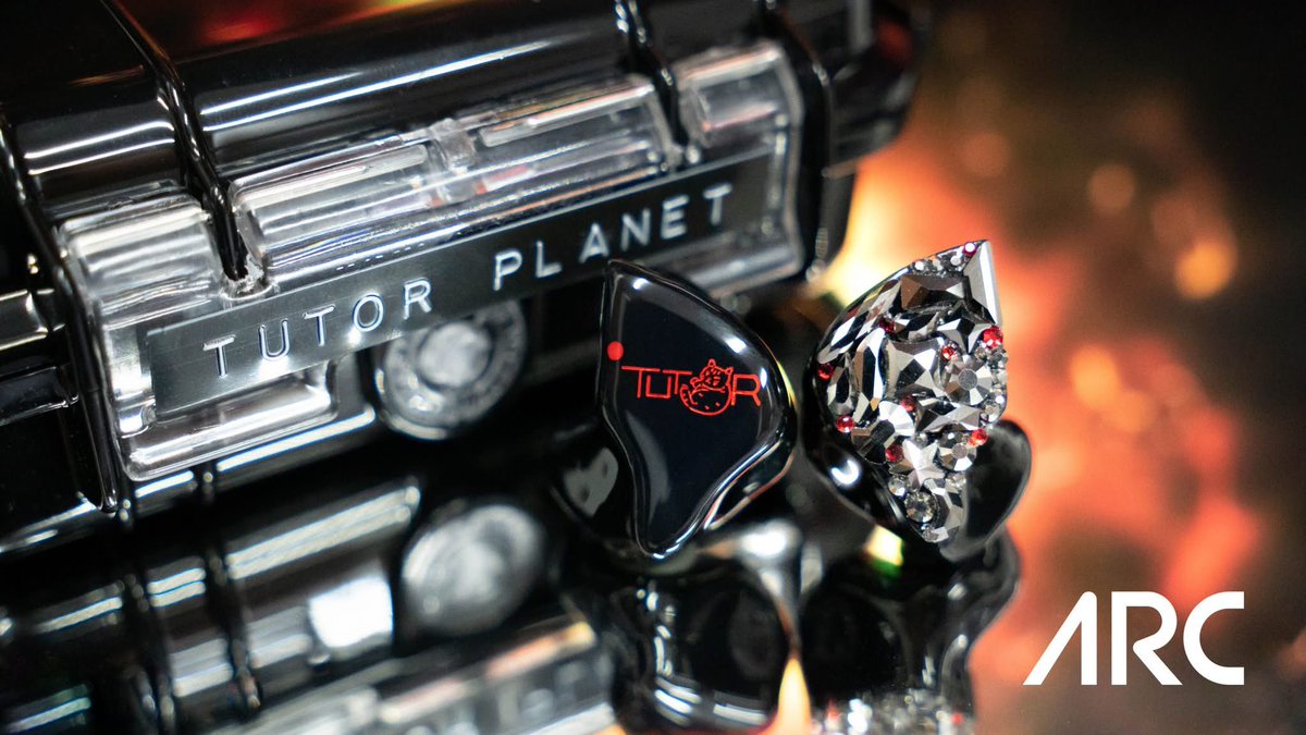 mimmim3940's tweet photo. •𝑻𝑼𝑻𝑶𝑹 𝑷𝑳𝑨𝑵𝑬𝑻•

Custom In-Ear By @TutorKrp ✨

เป็นการออกแบบที่น่ารักมากรวมทุกสิ่งที่เตอร์รักไว้ในนั้นหมดเลยไม่ว่าจะเป็น Jinmoo หรือชาว #PlanneTT ✈️ 
รอดูเตอร์ใส่ขึ้นคอนเสิร์ตอยู่นะครับบบ🤍

Special Thanks @araburubaaaaan 💕

#GiftForTutor 
#TutorKrp 🐢 https://t.co/UQBYrkgYjI