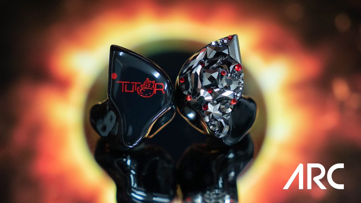 mimmim3940's tweet photo. •𝑻𝑼𝑻𝑶𝑹 𝑷𝑳𝑨𝑵𝑬𝑻•

Custom In-Ear By @TutorKrp ✨

เป็นการออกแบบที่น่ารักมากรวมทุกสิ่งที่เตอร์รักไว้ในนั้นหมดเลยไม่ว่าจะเป็น Jinmoo หรือชาว #PlanneTT ✈️ 
รอดูเตอร์ใส่ขึ้นคอนเสิร์ตอยู่นะครับบบ🤍

Special Thanks @araburubaaaaan 💕

#GiftForTutor 
#TutorKrp 🐢 https://t.co/UQBYrkgYjI