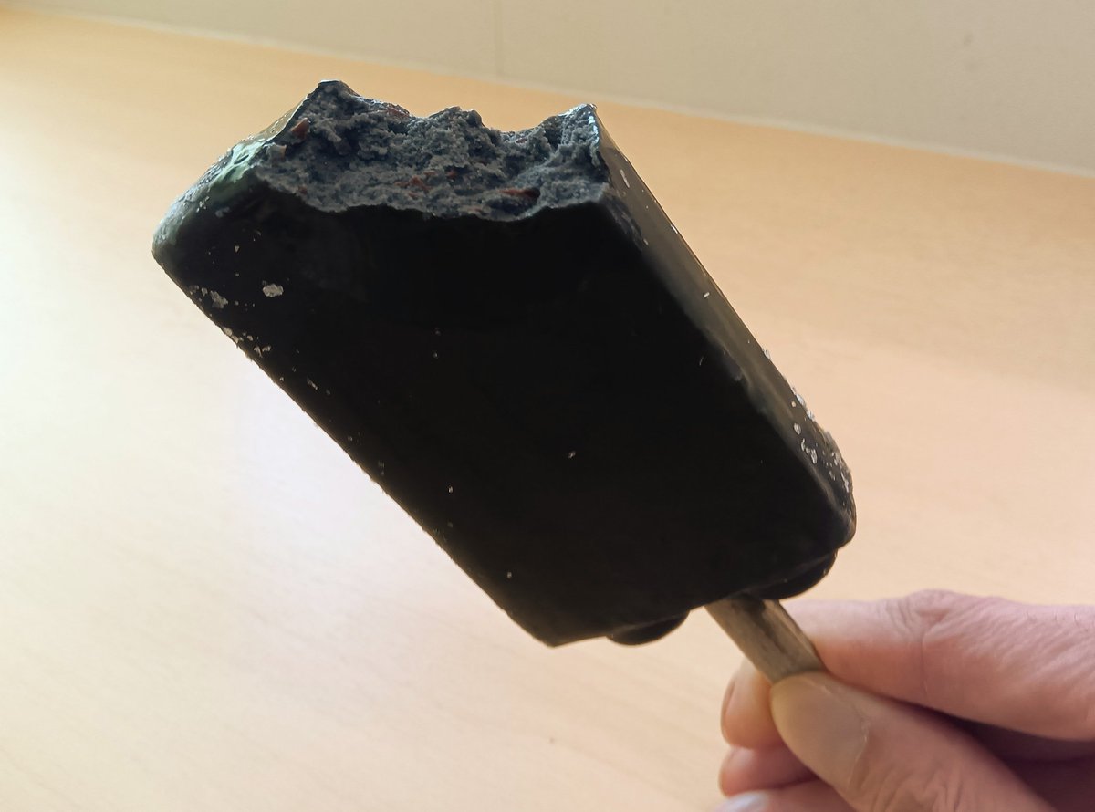 yuuki_acid's tweet photo. 中も外も黒い！！！！
なのにチョコミントの味がする！？
これは脳がバグるwww https://t.co/ZMEX1aw2zP