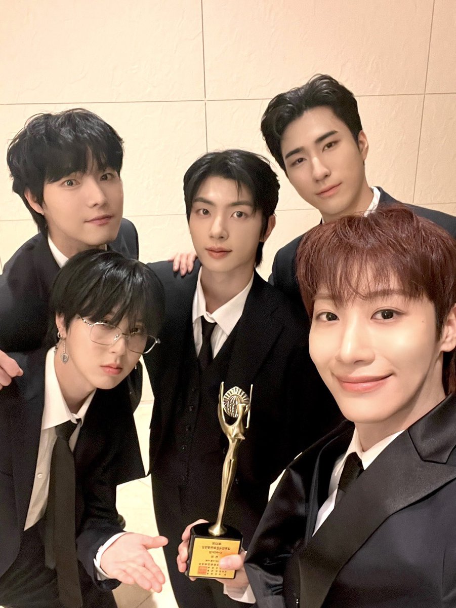 [#ONEWE]

🏆 대한민국 문화연예대상 시상식 🏆

우리 위브들 🎶 원위가 
대한민국 문화연예대상 시상식에서
 K-POP 가수상을 수상했습니다 🏆

앞으로도 원위와 함께해요 🫶

#원위 #위브 #WEVE 
#대한민국문화연예대상