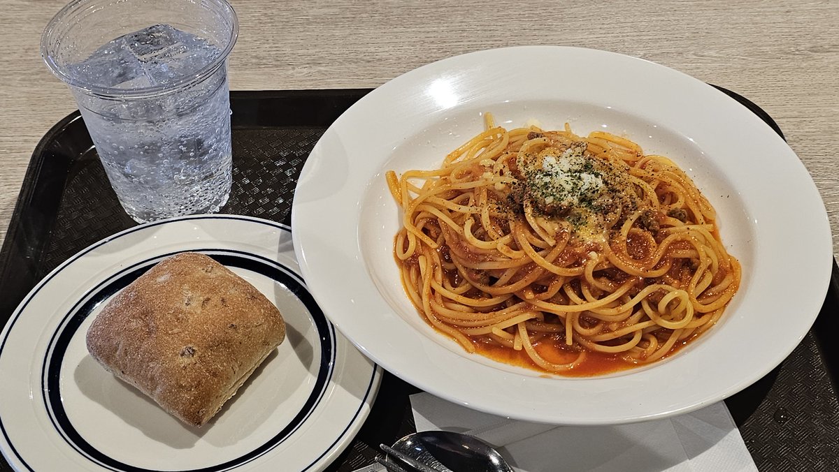 bluebear1963's tweet photo. イオンモール幕張新都心「RED PEPPER」で仕事前の腹ごしらえ。
粗挽きミートソースの石窯プチパンセット。好みの麺の硬さでした。
平日は空いているので気持ちがいいです。
#イオンモール幕張新都心 #RED_PEPPER #ミートソース https://t.co/bBwJFyLUIa
