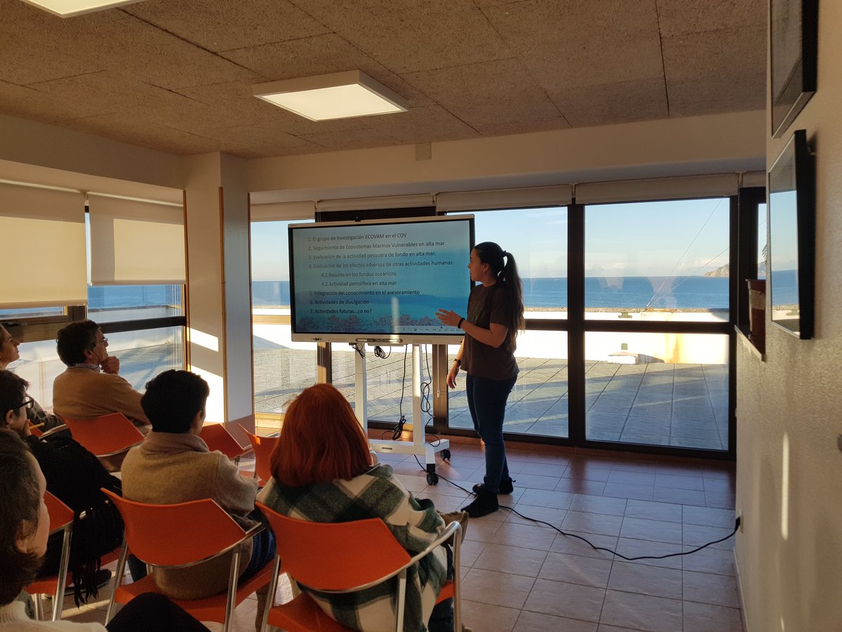 IEOVigo's tweet photo. 💬#CienciaAlPunto l Hoy @Sara_Abalo y Santiago Palas, del grupo #ECOVAM, nos explicaron como generan conocimiento científico sobre los impactos de determinadas actividades en los #EcosistemasMarinosVulnerables en alta mar e integran esa información en el #AsesoramientoCientífico https://t.co/6MUBCDfYJl