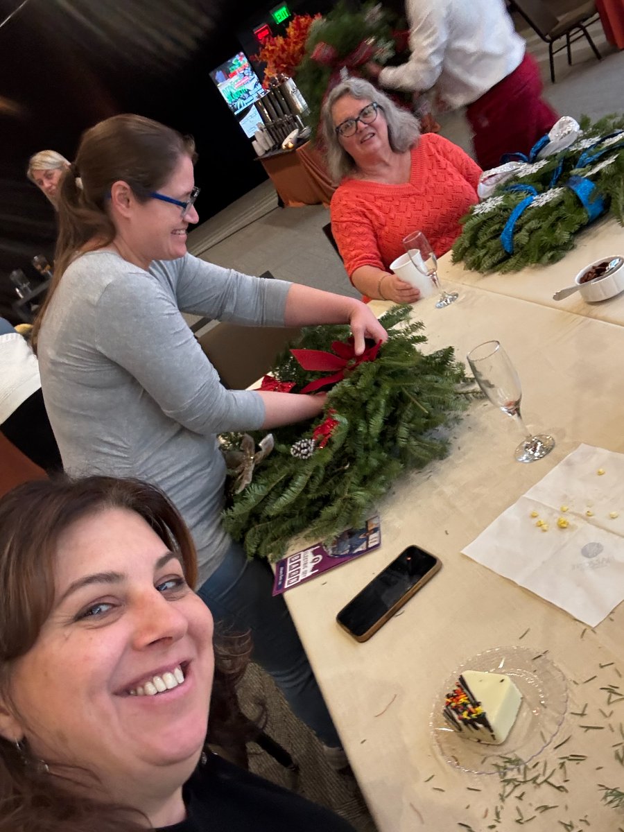 newyork_ana's tweet photo. The #ANANY team celebrated the festive #holiday season at the wreath making event put on by @DiscoverAlbany and @AlbanyCapCenter. We're really proud of our wreaths! 🌟🎄 https://t.co/8y48PthGa9
