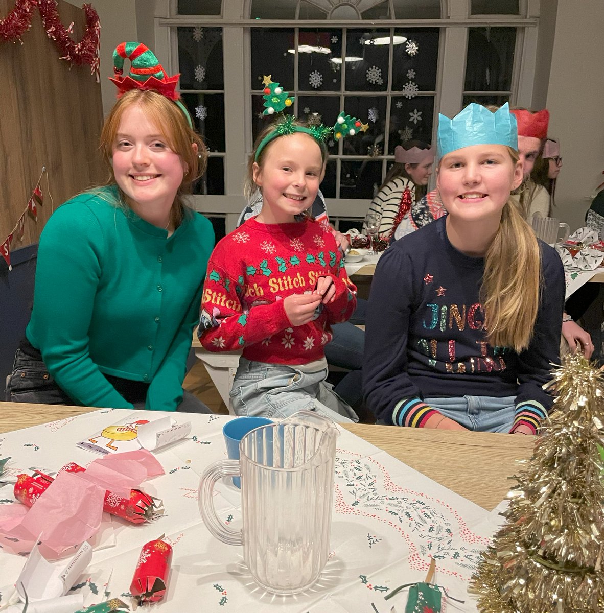 Mount_Kelly's tweet photo. Tavy House was full of festive cheer last night with the Prep boarders' Christmas feast, crafts and carols around the piano. #mountkellyprepboarding #prepboarding #boardingschool #boardingschoollife https://t.co/qieCIU98Ni