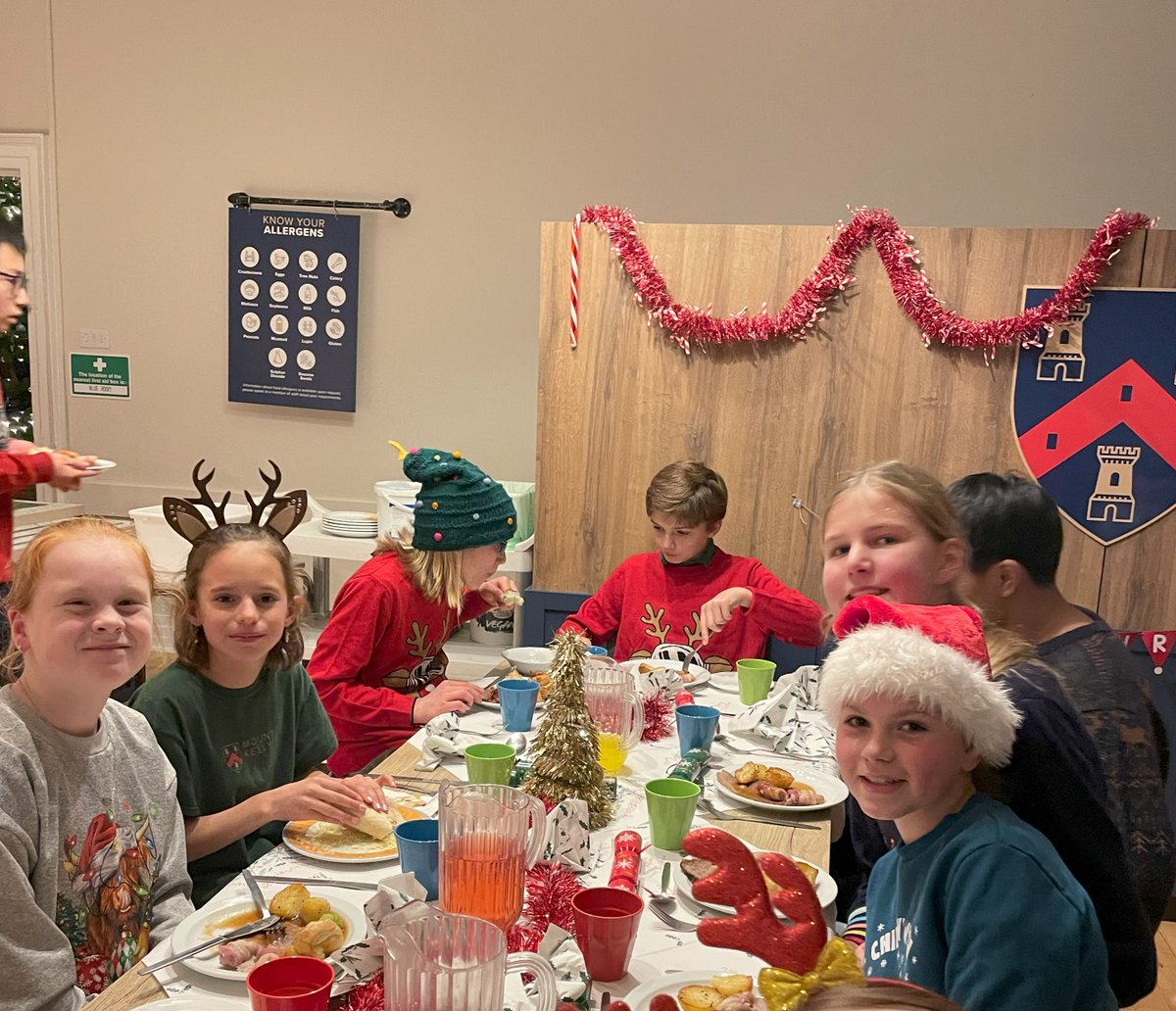 Mount_Kelly's tweet photo. Tavy House was full of festive cheer last night with the Prep boarders' Christmas feast, crafts and carols around the piano. #mountkellyprepboarding #prepboarding #boardingschool #boardingschoollife https://t.co/qieCIU98Ni