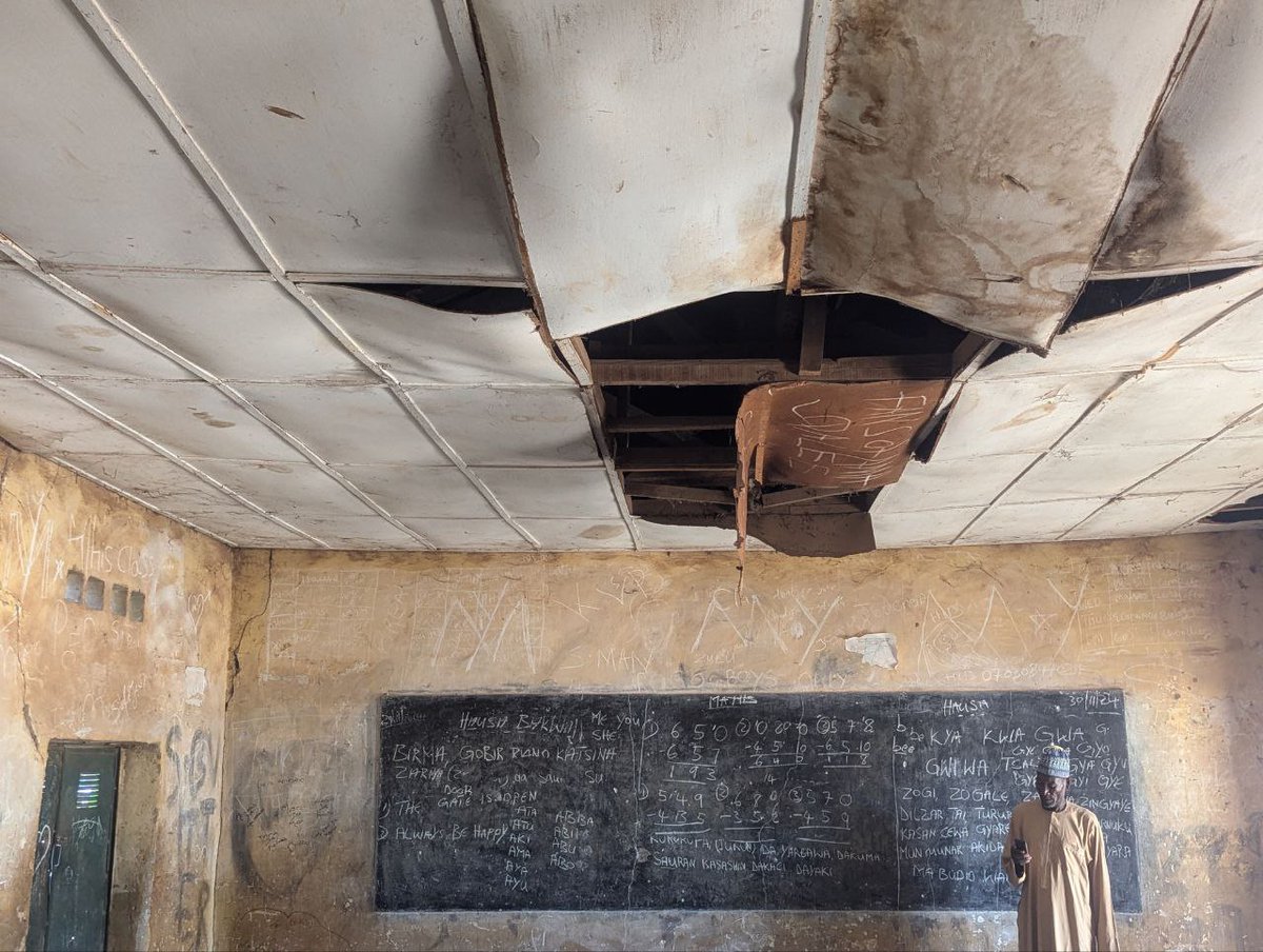 CryptosBatman's tweet photo. Over the past two weeks, I’ve been dedicating my time and effort to a special project for charity.

With the invaluable help of a local partner, I’ve been working to renovate a school and its classroom that serve 200 to 250 students daily.

The condition of the building was heartbreaking. The roof was rotten and leaking, the walls and floors were severly damaged, and the doors and windows were broken or missing entirely. It was clear that these children were learning in an environment far from what they deserved.

Here's how it looked like before the renovation started.