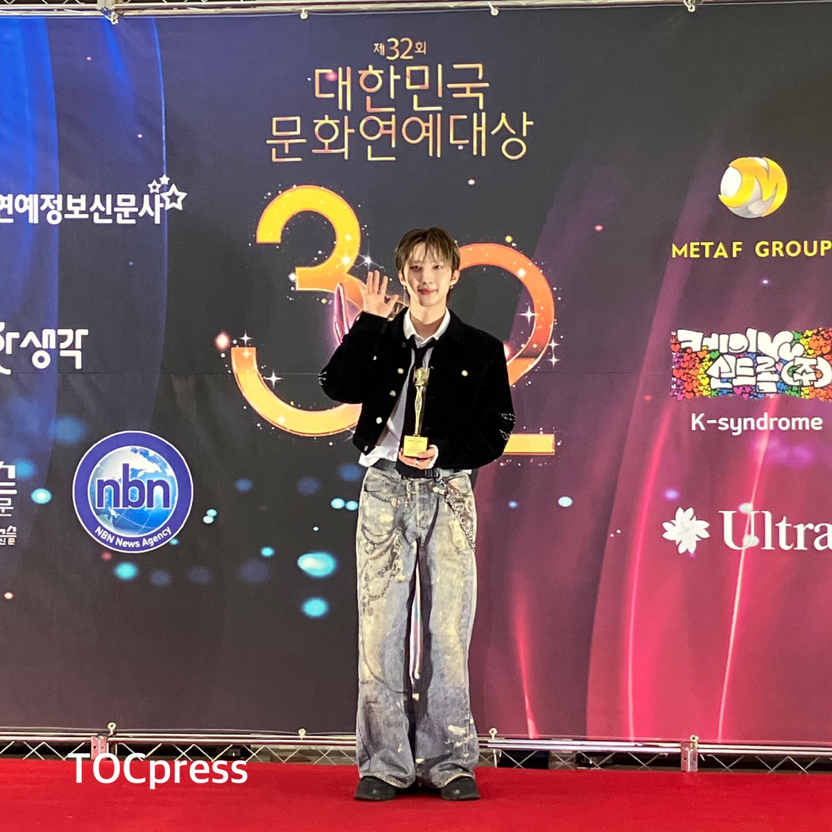 ptg_stats's tweet photo. [🏆] .@CUBE_PTG (PENTAGON) Hui winning KPOP Singer Award at the 32nd Korea Cultural and Entertainment Awards Ceremony via @TOC_press 

Congratulations!! 🎉🎊

#PENTAGON #펜타곤 #후이 #이회택 

 https://t.co/wbeVzZwr5x