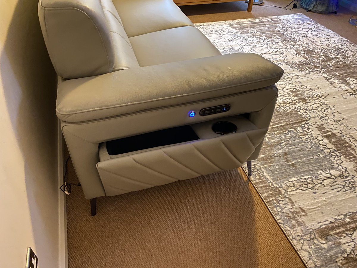 MSK_tweeter's tweet photo. @Sofology @BBCWatchdog @WhichUK just got my new sofas yesterday after waiting 13 weeks, and the electrics already stopped working less then 1hr later, not great when spending £4K+!!! Just want to return them! This is how the side drawer is stuck now!! https://t.co/sFwPD7IIyl