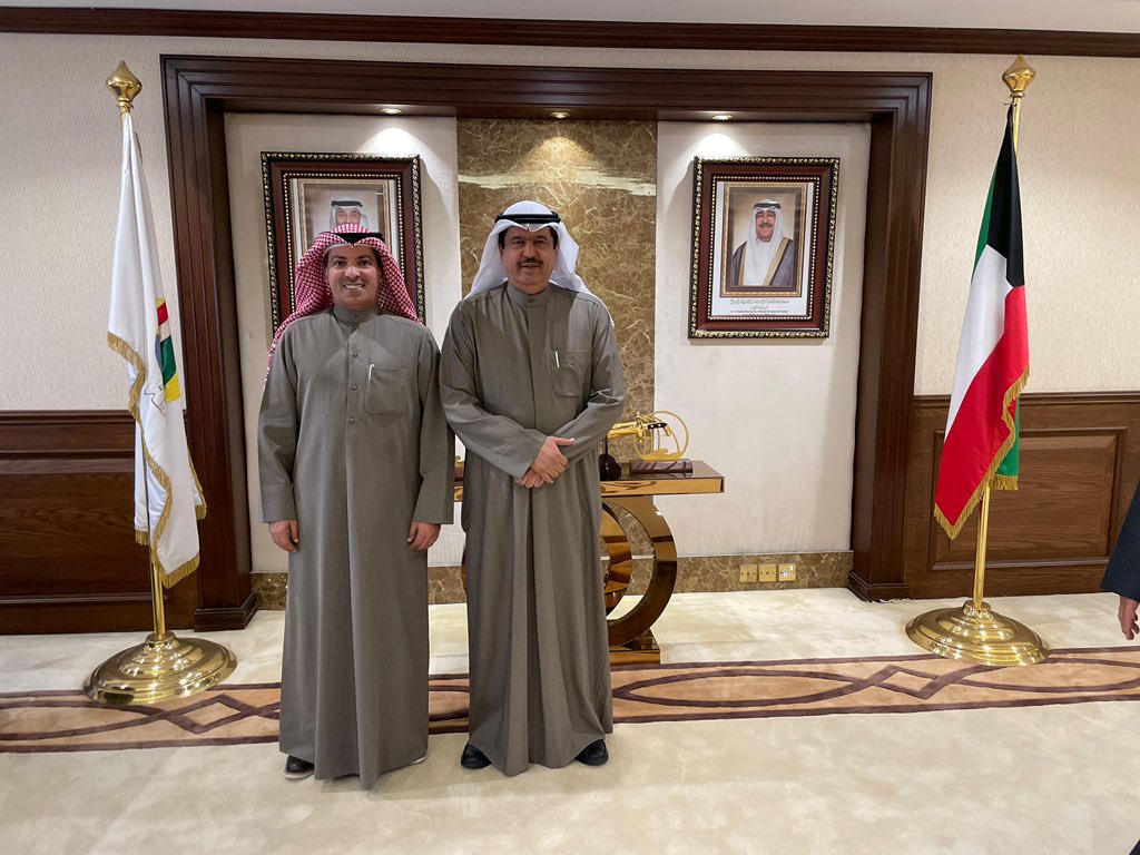 انطلاق أعمال الصيانة الجذرية للطرق في محافظة حولي

استقبل معالي محافظ حولي علي سالم الأصفر بمكتبه في ديوان عام المحافظة كل من مدير إدارة صيانة محافظة حولي للطرق بوزارة الأشغال العامة المهندس عبدالهادي الرشيدي، والمهندس سامي العبيد.

وتناول اللقاء عدداً من المواضيع الهامة المتعلقة