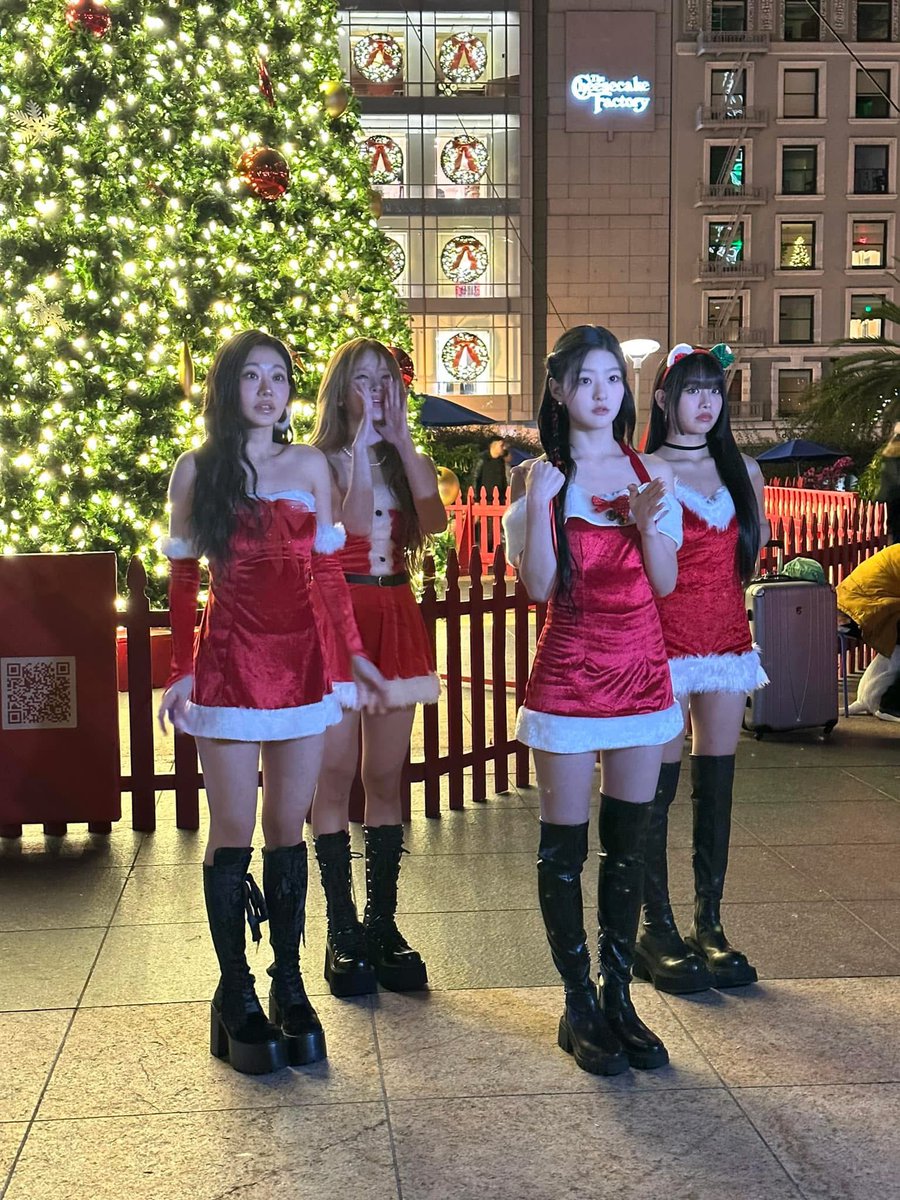 pongtan_'s tweet photo. KIOF with Christmas in San Francisco??? I accidentally saw this picture on FB. https://t.co/JEjJAy4o4p