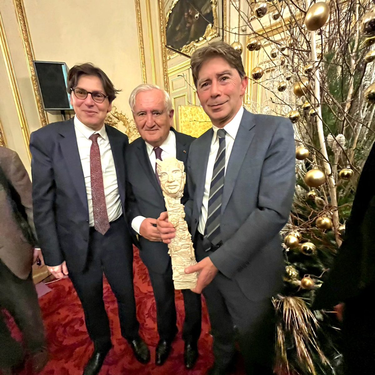 EditionsdelAube's tweet photo. 👏GRAND BRAVO à nos deux auteurs @FredericDabi et @SoccolB, qui ont obtenu hier au Sénat le prestigieux @PrixEdgarFaure de l’œuvre engagée pour leur essai 📚 « Parlons-nous tous la même langue ? ». 

Une soirée exceptionnelle, merci à tous ! 
@RodolpheOp @CarolineHaddad2 https://t.co/Sh7d0K7x45