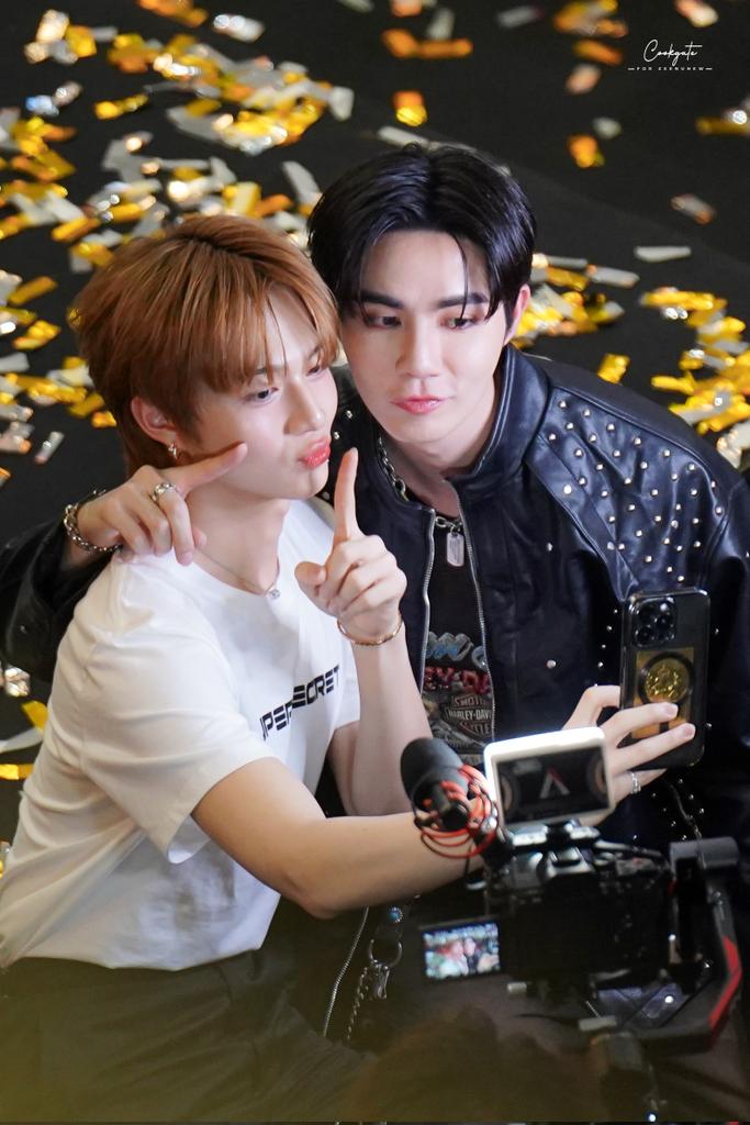 cookgate's tweet photo. โอบไหล่ จิ้มเเก้ม 🫠🫠🫠🫠🫠🫠
#SuperZee1stShowcaseDay
#ZeePruk @zee_pruk 
#NuNew @CwrNew https://t.co/bdafsOPKKN