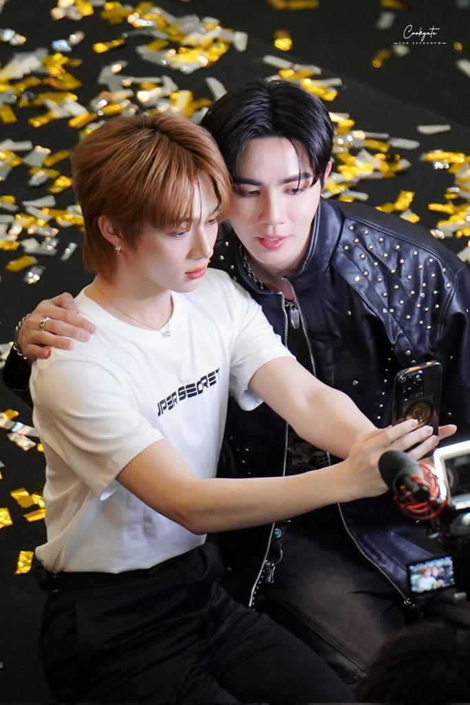 cookgate's tweet photo. โอบไหล่ จิ้มเเก้ม 🫠🫠🫠🫠🫠🫠
#SuperZee1stShowcaseDay
#ZeePruk @zee_pruk 
#NuNew @CwrNew https://t.co/bdafsOPKKN