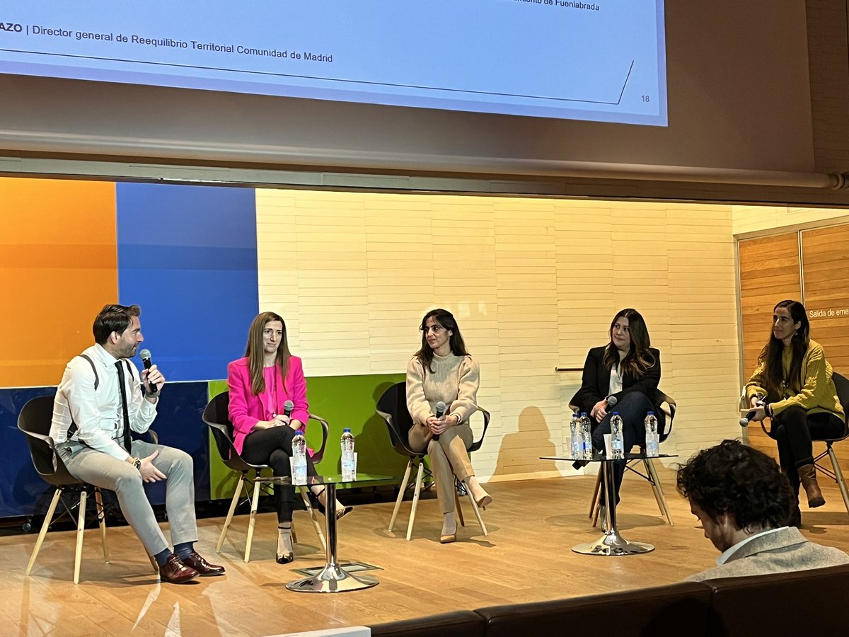 Alastria_'s tweet photo. .@Palomurillo explica cómo el @AytoGalapagar se ha apoyado en la tecnología para mejorar la calidad del dato en los procesos de reciclaje. Gracias a la iniciativa que incluye además un sistema de incentivos, se ha incrementado un 23% el reciclaje en el municipio. #GovtechLab https://t.co/KTaUdxAOb6