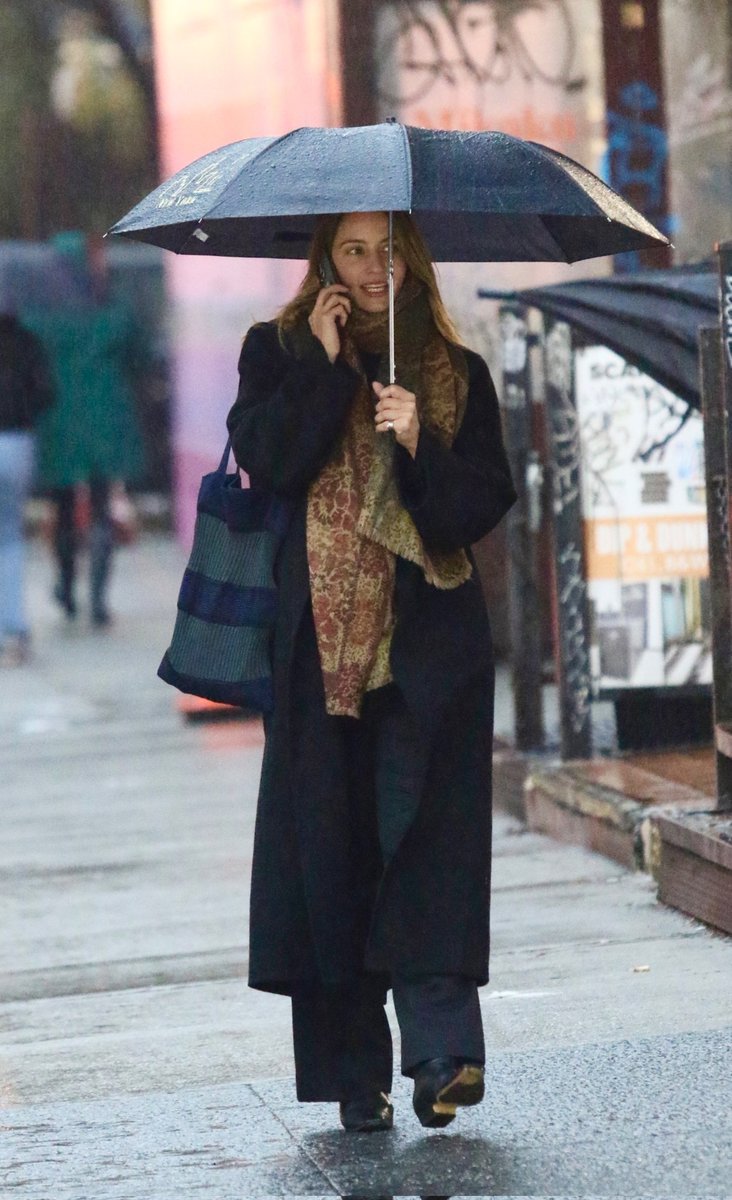 agron_updates's tweet photo. Dianna Agron braves the SoHo rain in Manhattan - 09/12/24 #1 https://t.co/Ve18tHiwj6
