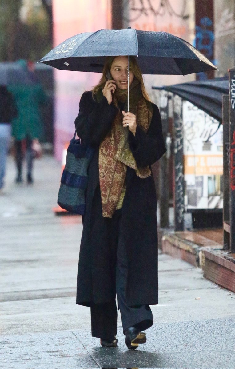 agron_updates's tweet photo. Dianna Agron braves the SoHo rain in Manhattan - 09/12/24 #1 https://t.co/Ve18tHiwj6