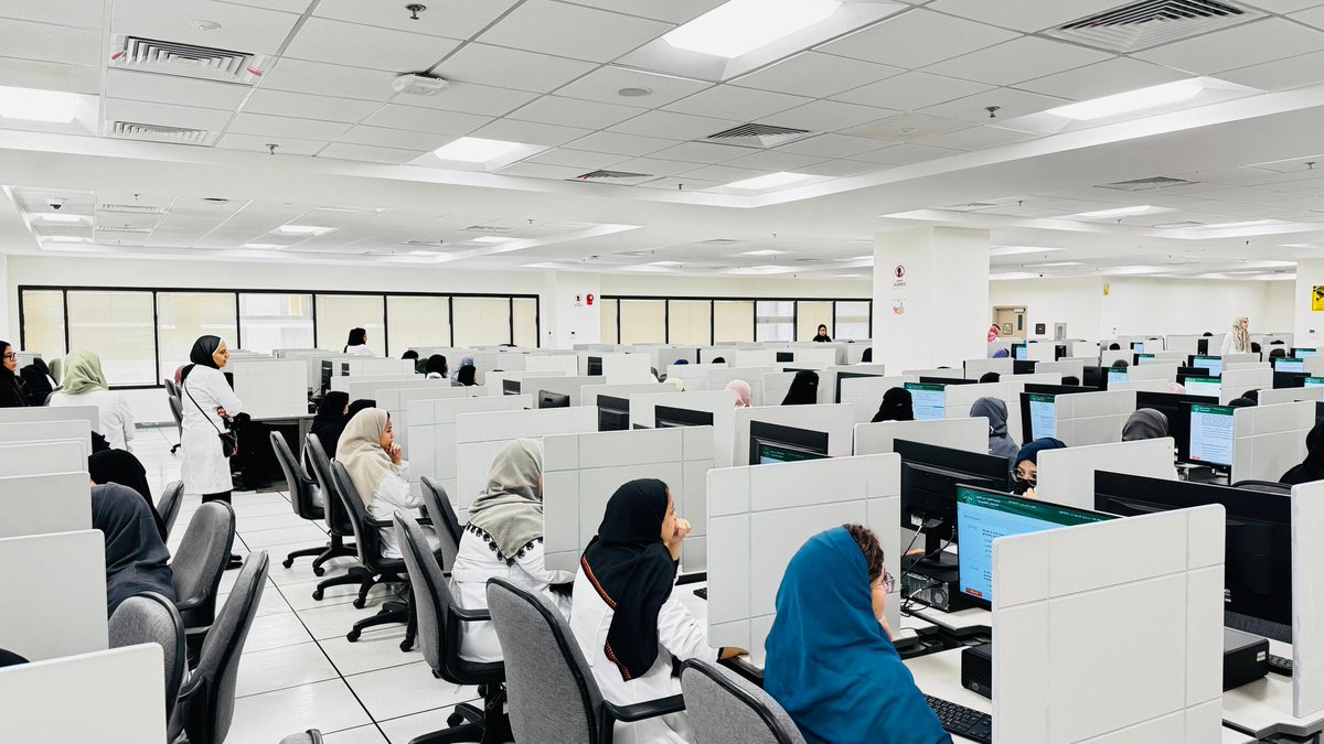 KAU_FD's tweet photo. انعقدت اليوم الاختبارات الالكترونية لمنتصف العام الدراسي لطلاب وطالبات السنة الدراسية الرابعة والخامسة بكلية طب الأسنان،وأشرف سعادة عميد الكلية على سير الاختبارات التي نظمتها وكالة الكلية للشؤون التعليمية ووكالة الكلية لشطر الطالبات. أطيب الأمنيات بالتوفيق لأبنائنا الأعزاء. https://t.co/jK0XLsh6RU