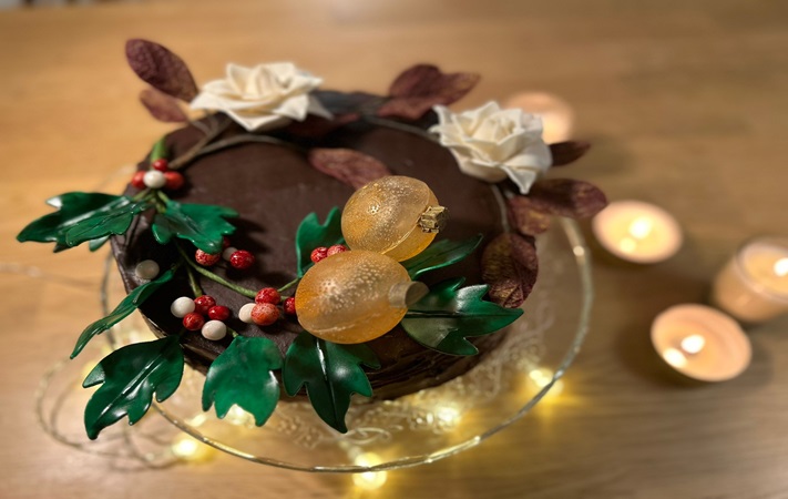 Buenas tardes. Hoy os recomiendo una pastelería que elabora los pasteles y los lleva a casa, son muy ricos. teveoenmadrid.com/2024/12/maison…