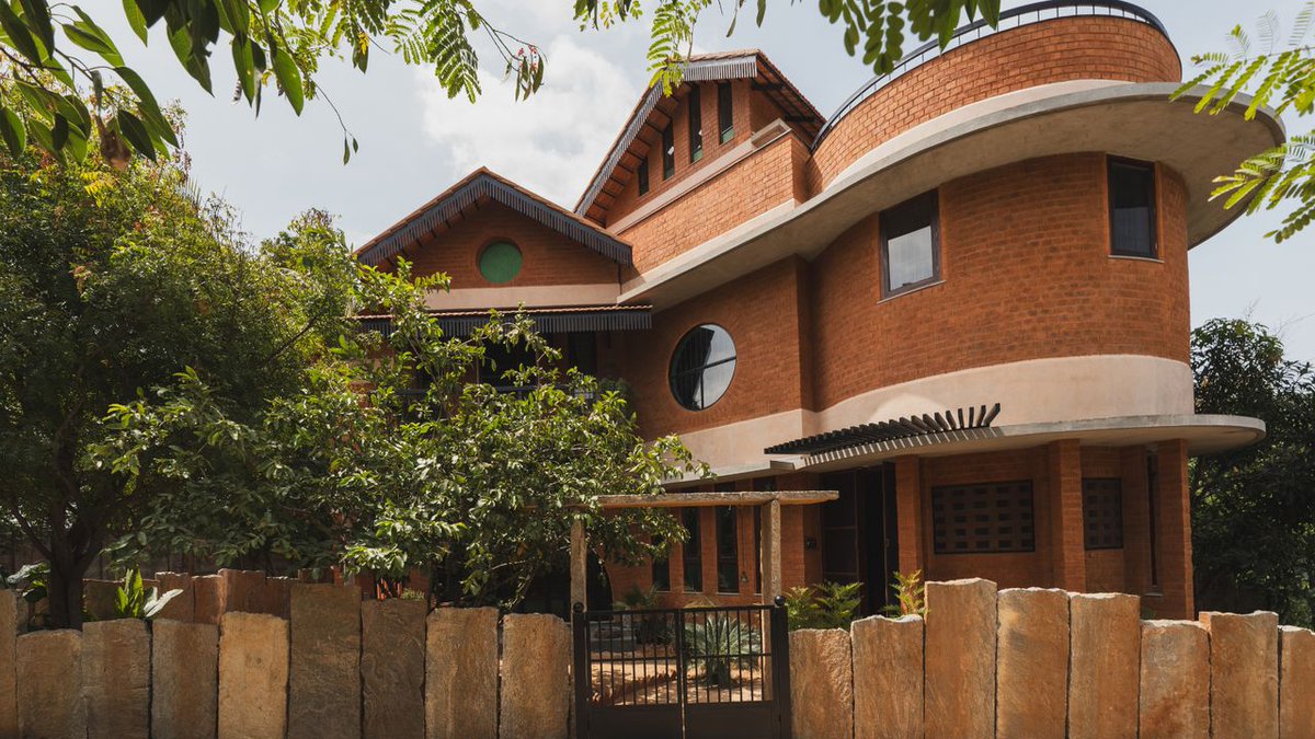 ongriddesign's tweet image. Discover the art of sustainable luxury in this Tamil Nadu villa. Local materials, passive cooling, and thoughtful design create an eco-friendly oasis that redefines modern living. #MindfulDesign #SustainableElegance