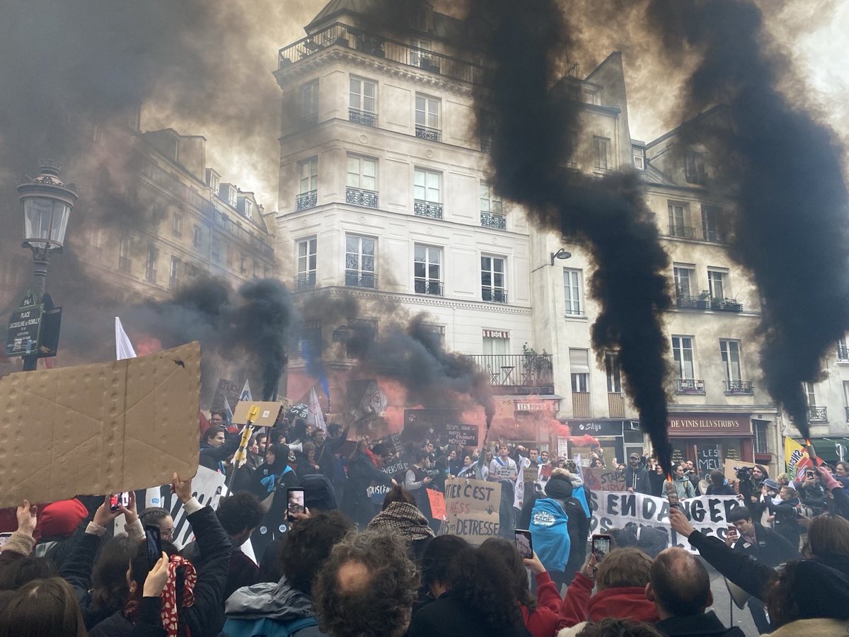 #10DECEMBRE2024 #ESR #budget2025 ✊✊ 

Le <a href="/SnesupFsu/">SNESUP-FSU</a> et la <a href="/FsuNationale/">FSU</a> présents pour défendre le service public de l’enseignement supérieur et de la recherche!