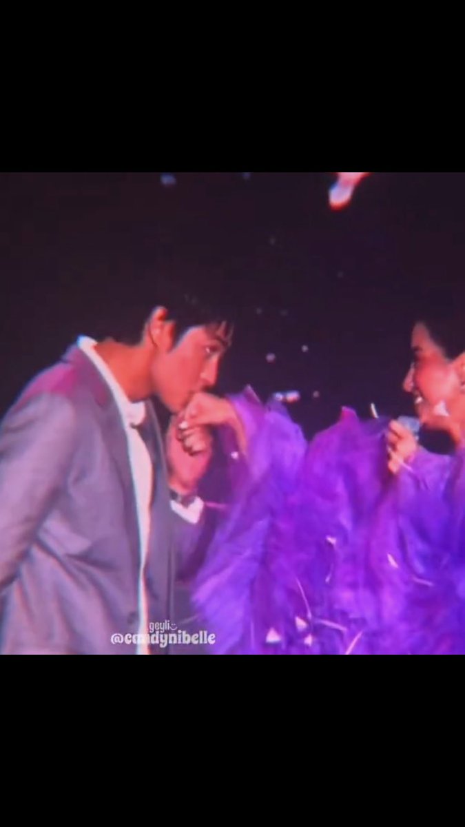 Apaca sweet naman ng isang Donny…
The way he kiss Belle’s hand in front of many crowds Pa yan hah di na po sya mahiyain…😝😝😍😍 

DONBELLE MATTCHAyang PASKO

#BELLEUnderTheMistletoe 
#WonDONNYfulChristmas