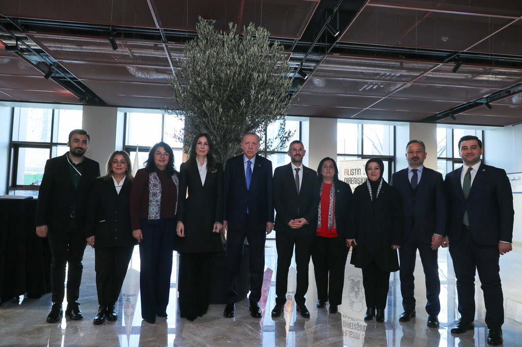 Çevre ve Şehircilik Politikaları Başkanlığı (@csp_bsk) on Twitter photo Çevre, Şehir ve Kültür Başkanlığı olarak düzenlediğimiz,Filistinli karikatürist Naci El Ali’nin “Hanzala” Sergisini ziyaretleriyle onurlandıran Cumhurbaşkanımız ve Genel Başkanımız Sn. <a href="/RTErdogan/">Recep Tayyip Erdoğan</a>’a teşekkürlerimizi sunuyoruz.
#FilistinDirenişindeHanzala
🏢AK Parti Kongre Merkezi Çevre, Şehir ve Kültür Başkanlığı olarak düzenlediğimiz,Filistinli karikatürist Naci El Ali’nin “Hanzala” Sergisini ziyaretleriyle onurlandıran Cumhurbaşkanımız ve Genel Başkanımız Sn. <a href="/RTErdogan/">Recep Tayyip Erdoğan</a>’a teşekkürlerimizi sunuyoruz.
#FilistinDirenişindeHanzala
🏢AK Parti Kongre Merkezi