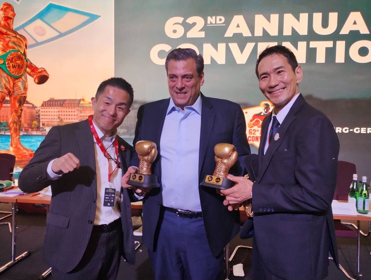 袴田巖支援委員会を代表し、ドイツ・ハンブルクで開催されたWBC総会に真部会長と参加しました。
記念にグローブのブロンズ像を頂き、スライマン会長には、袴田支援Tシャツ&amp;トレーナー、袴田さんの故郷浜松の鰻パイをプレゼントしました。
18年間の支援活動がこうして表彰され、光栄に感じています。