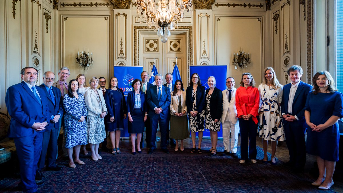 El canciller Alberto van Klaveren, junto con la subsecretaria Claudia Sanhueza, se reunió con las y los embajadores de países miembros de la Unión Europea en Chile. Abordaron la situación regional, el Acuerdo Marco Avanzado (AMA) y los actuales conflictos globales. 🇨🇱🤝🇪🇺