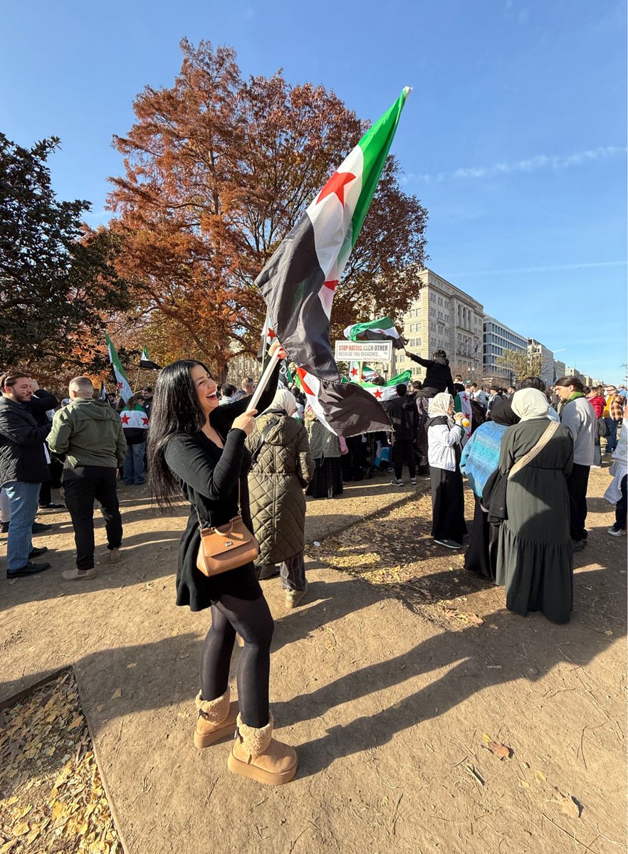 العلم اللي ضحى كرماله مئات آلاف السوريين. هاد العلم اللي بيمثل السوريين وأي جهة بتمثلهم بالوقت الحالي.
رفع أي علم تاني الى جانب هالعلم هو إهانة لكل تضحيات السوريين 

#هذا_علمنا