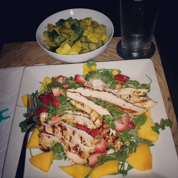 3. Nutrición

Sus chefs personales siguen un protocolo estricto:

• Nada de productos procesados  
• Nada de alimentos fritos  
• Nada de carne roja  
• Nada de azúcar  

Todo orgánico. Todo integral.  

Pero no solo se trata de LO QUE come...