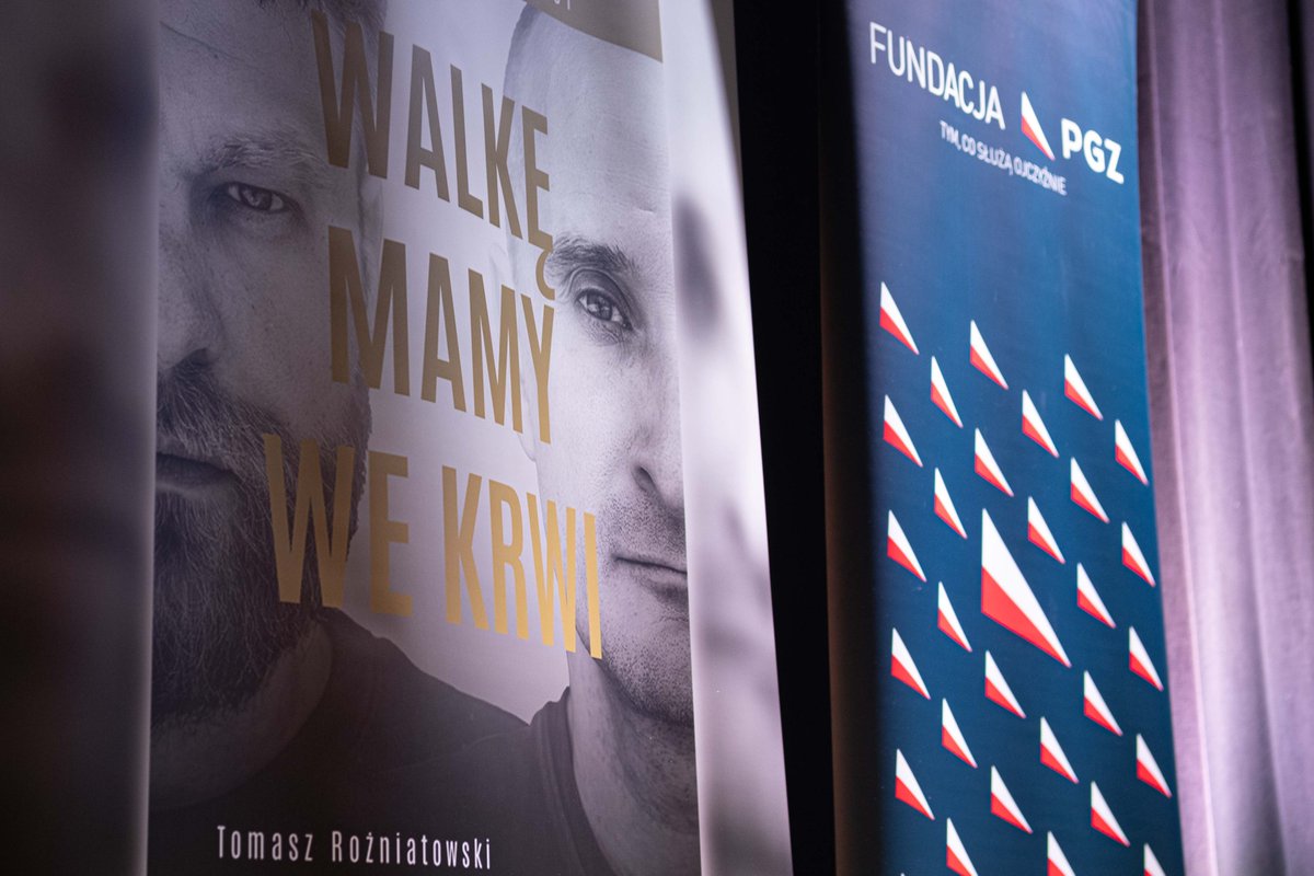 PGZ_pl's tweet photo. Jej autorami są #weteran Tomasz Rożniatowski i @iamdoniu. Tytuł książki #WalkęMamyWeKrwi nawiązuje do ich wspólnego projektu muzycznego, a książka to opowieść o wzlotach i upadkach w życiu. Z kolei plut. Magdalena Piekarska-Twardochel podzieliła się swoją historią walki z rakiem. https://t.co/p5MkQqgoRO