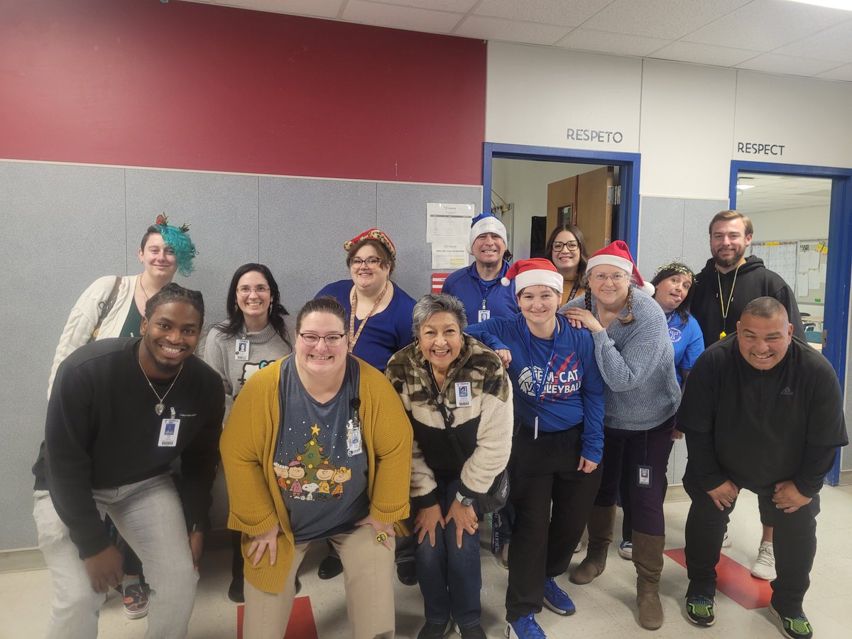 BastinStacy's tweet photo. Merry Christmas from Santa's favorite hall!  #300hallisthebesthall https://t.co/L7ReUouUDv