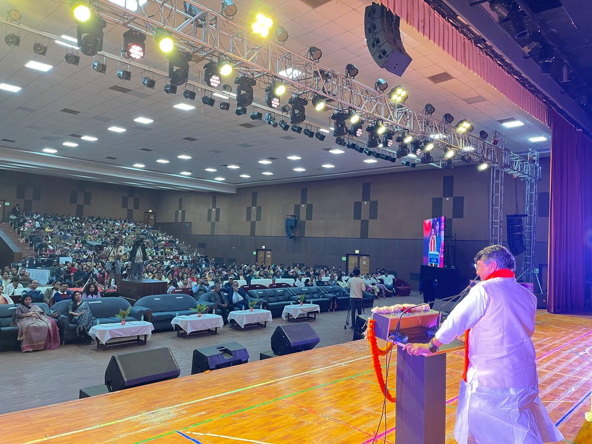 आज विजयपुर (गुना) स्थित श्री सत्य साईं विद्या विहार, गेल के वार्षिक उत्सव में सम्मिलित होकर अत्यंत प्रसन्नता हुई।

सांस्कृतिक प्रस्तुतियों की उत्कृष्टता और प्रतिभाशाली बच्चों के प्रदर्शन ने मन मोह लिया। इस अवसर पर संवाद में नई पीढ़ी की सोच, ऊर्जा तथा उनके संकल्पों को और करीब से