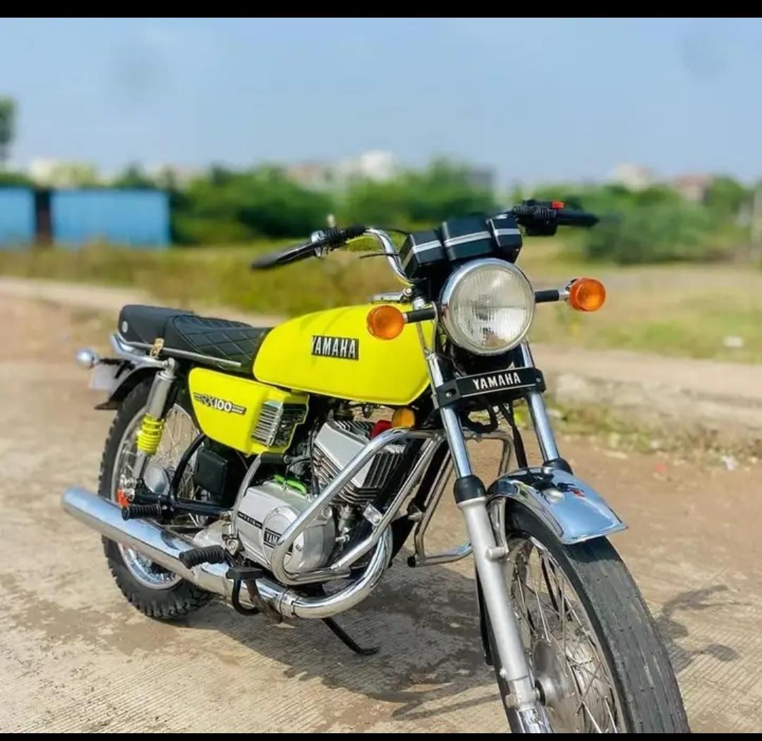 IqsaPari's tweet photo. Old is gold yamaha RX100 https://t.co/ZeiSG4DiYy