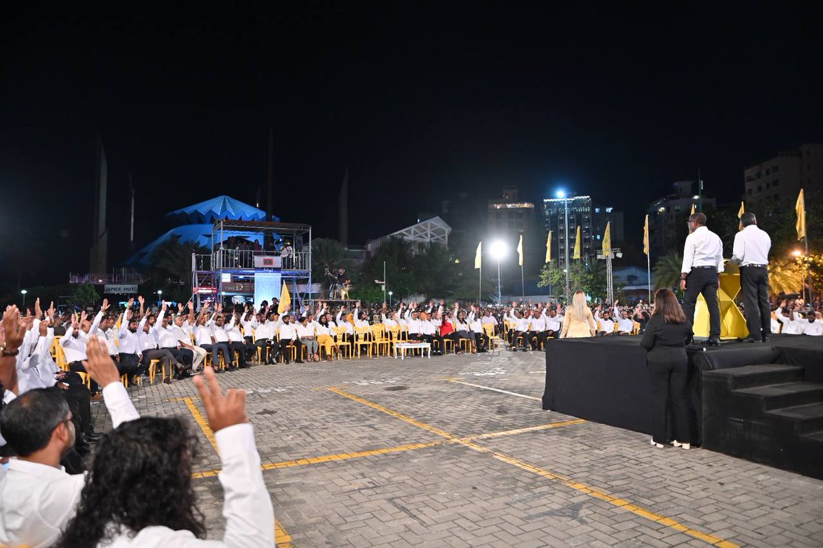 MDPSecretariat's tweet photo. "ގާނޫނުއަސާސީގެ ދިފާއުގައި ރައްޔިތުން" ޖަލްސާ ކާނިވާ ސަރަހައްދުގައި ފެށިގެން ކުރިއަށްދަނީ. މި ޖަލްސާގެ ކުރިން ޕާޓީގެ ގައުމީ މަޖިލީހުގެ ބައްދަލުވުމެއް ބާއްވާއި ގާނޫނުއަސާސީގެ ދިފާއުގައި މަސައްކަތް ކުރުމަށް ޕެޓިޝަނަކާއި ގަރާރެއް ވަނީ ފާސްކޮށްފައި. 

#QAgeDhifaaugai https://t.co/Rszsf3pFPM