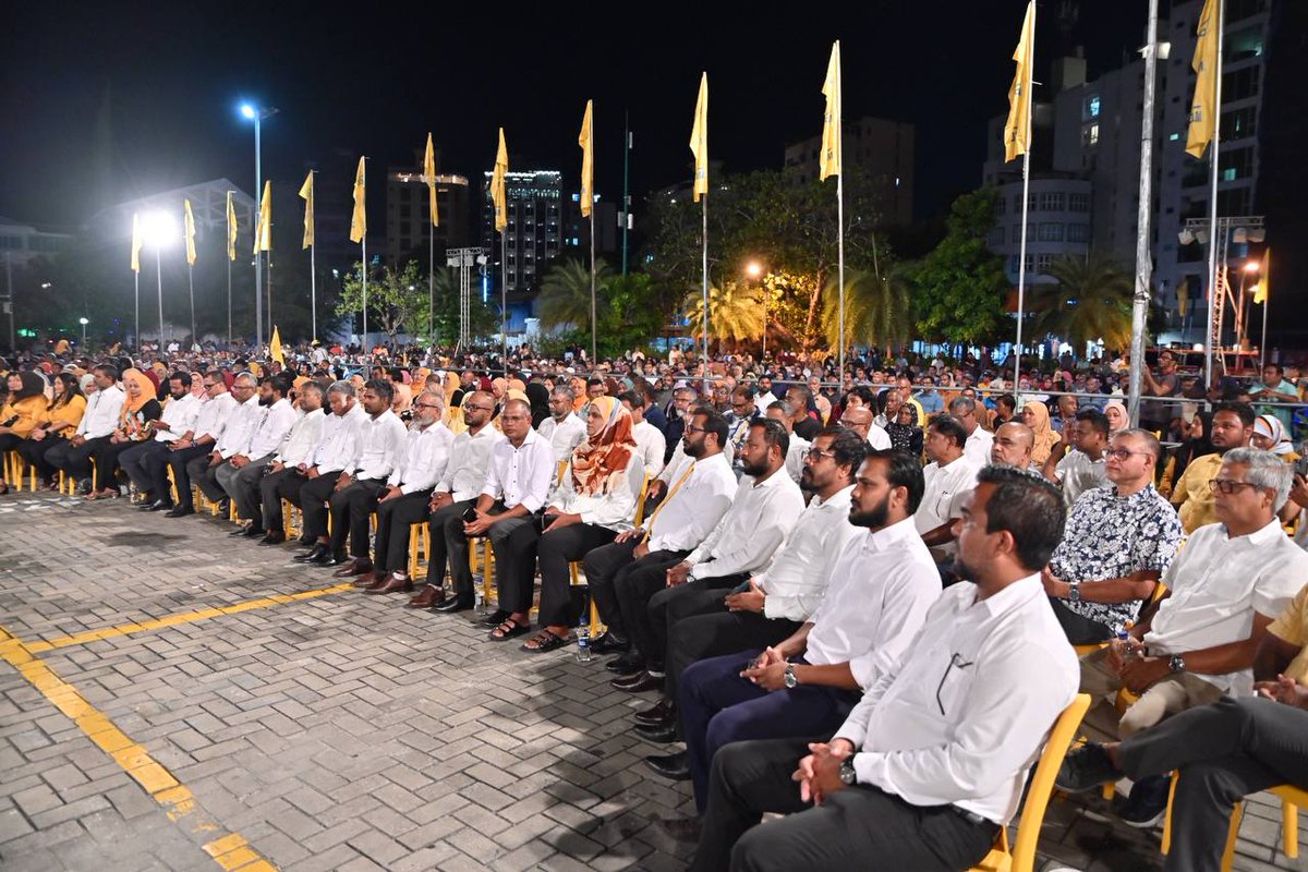 MDPSecretariat's tweet photo. "ގާނޫނުއަސާސީގެ ދިފާއުގައި ރައްޔިތުން" ޖަލްސާ ކާނިވާ ސަރަހައްދުގައި ފެށިގެން ކުރިއަށްދަނީ. މި ޖަލްސާގެ ކުރިން ޕާޓީގެ ގައުމީ މަޖިލީހުގެ ބައްދަލުވުމެއް ބާއްވާއި ގާނޫނުއަސާސީގެ ދިފާއުގައި މަސައްކަތް ކުރުމަށް ޕެޓިޝަނަކާއި ގަރާރެއް ވަނީ ފާސްކޮށްފައި. 

#QAgeDhifaaugai https://t.co/Rszsf3pFPM