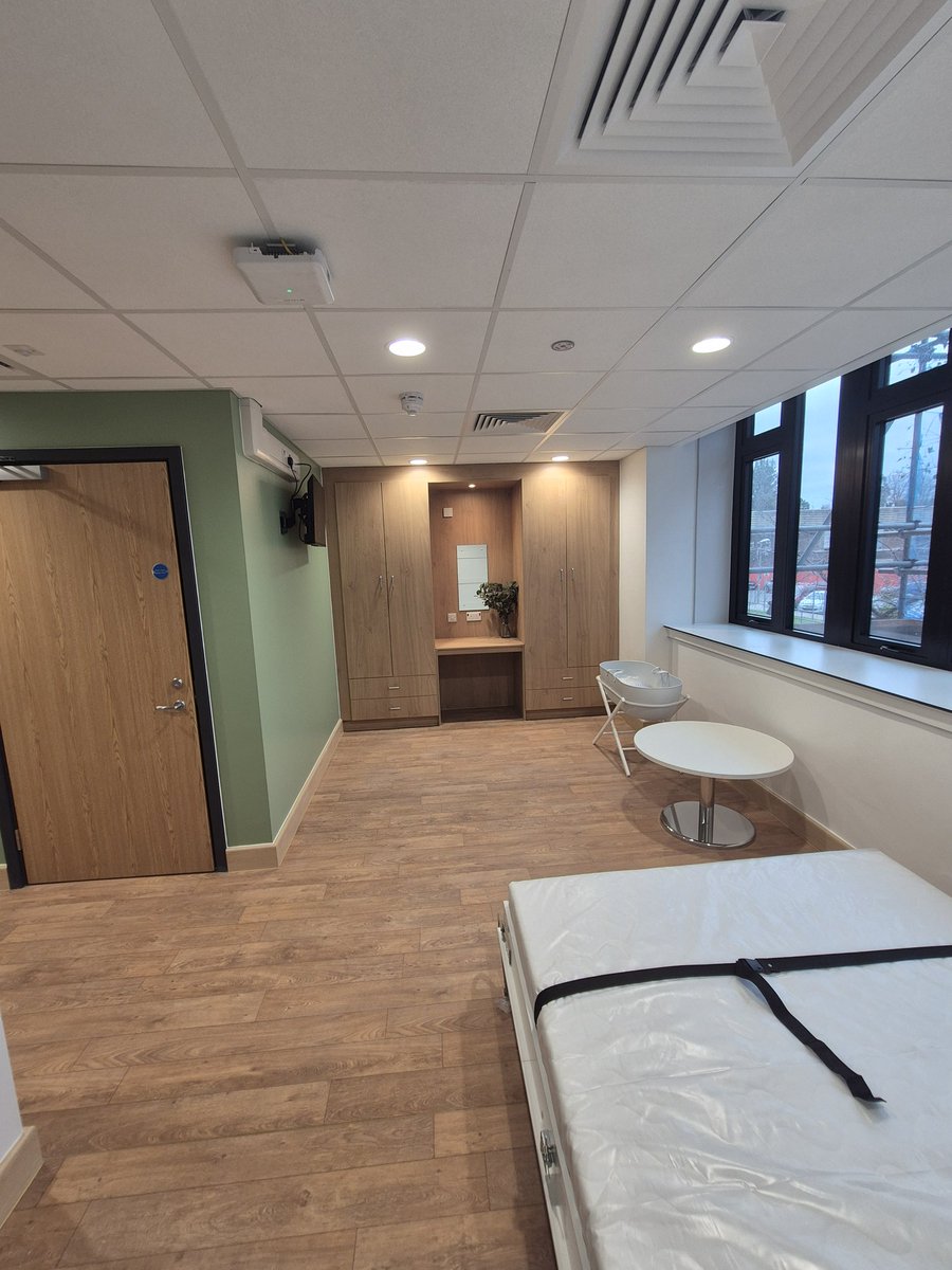 The bereavement space (Snowdrop Room) has a bedroom, kitchen, bathroom and private space dedicated for babies receiving end of life care together with their parents. 5/5