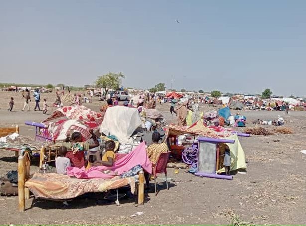Again thousands are fleeing the fighting in #Sudan to take refuge in #south sudan
Between 7,000 -10,000 daily have poured trough the Jodah border since fighting erupted Friday 
Partners lost access for 48 hours due to the fighting - they returned today: the needs are huge