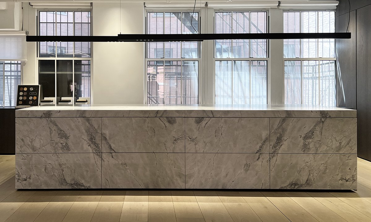 PiancaPartners's tweet photo. 𝗡𝗲𝘄 𝗬𝗼𝗿𝗸 𝗦𝗵𝗼𝘄𝗿𝗼𝗼𝗺

Pianca&amp;Partners is also located in New York, the space is spread over 300 square meters and is located inside the iconic Little Singer Building.

#piancaandpartners #thecontracthub #architecture #interiordesign https://t.co/xEFTfYV1qh