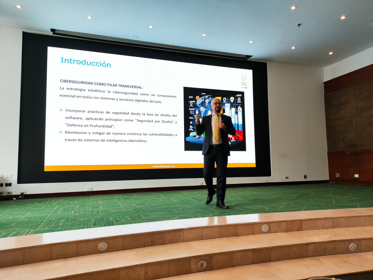 GobDigitalCO's tweet image. Gustavo González, líder técnico UT PGD 2024, Componente Fijos del contrato 1995 presentó la📒Guía de Desarrollo de #SoftwareSeguro en la Política de #GobiernoDigital, y destacó la importancia de la relación: gobierno digital, arquitectura empresarial y gestión de proyectos de TI.