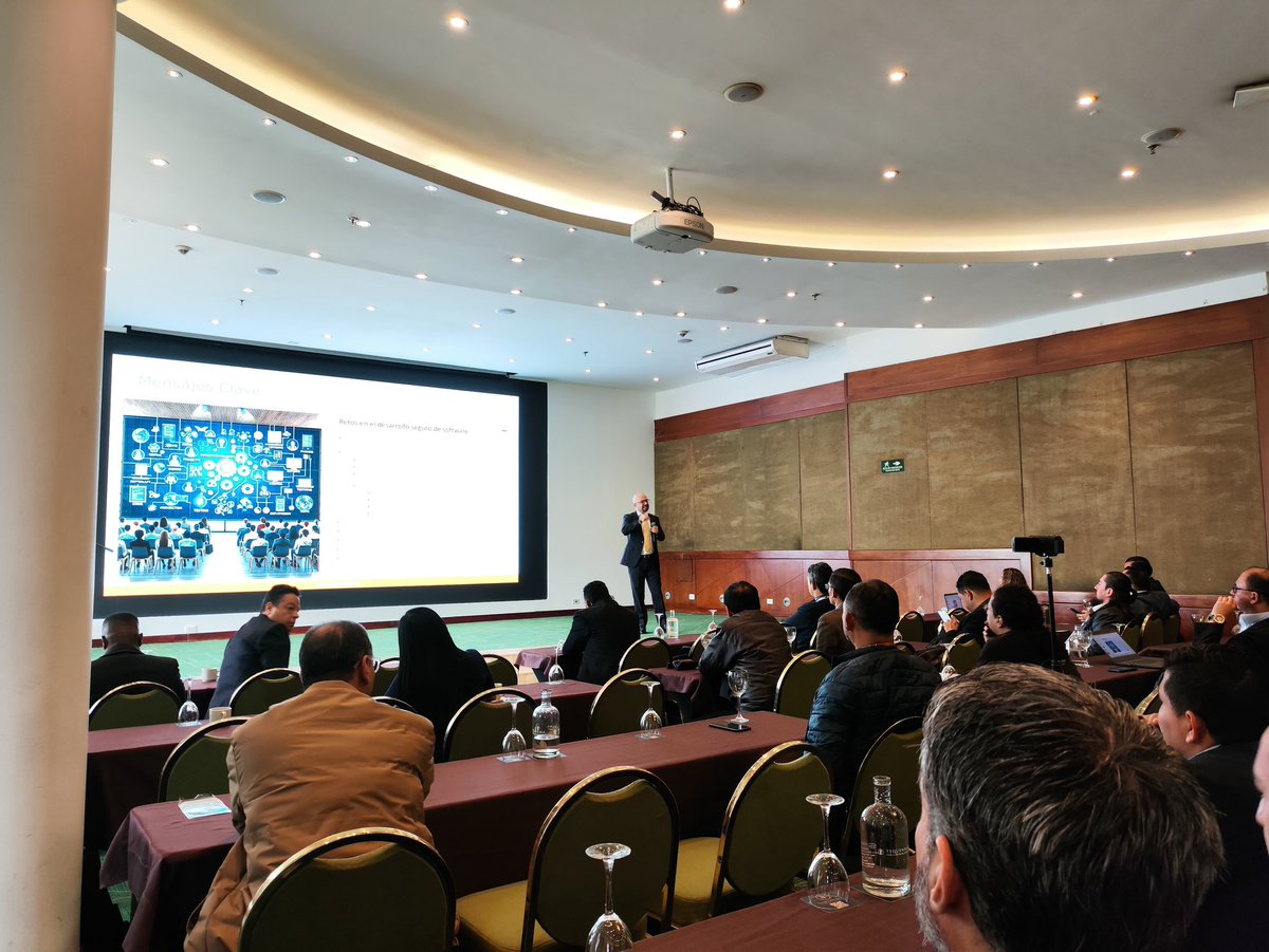 GobDigitalCO's tweet image. Gustavo González, líder técnico UT PGD 2024, Componente Fijos del contrato 1995 presentó la📒Guía de Desarrollo de #SoftwareSeguro en la Política de #GobiernoDigital, y destacó la importancia de la relación: gobierno digital, arquitectura empresarial y gestión de proyectos de TI.